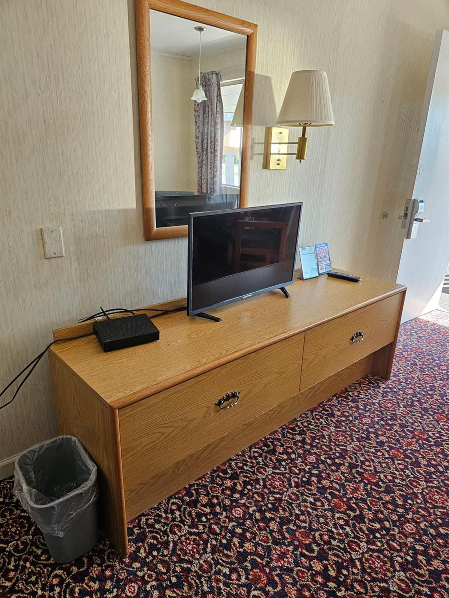 Travelodge By Wyndham Mackinaw Stadt Exterior foto